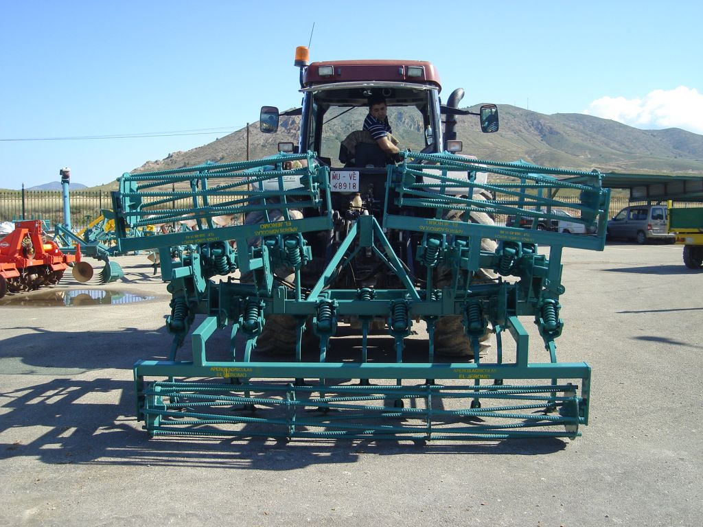 Cultivador 19 brazos chísel hidráulicos con rulo